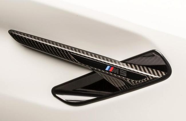 картинка Карбоновые решетки в передние крылья BMW M5 F90 от магазина bmw-orugunal.ru